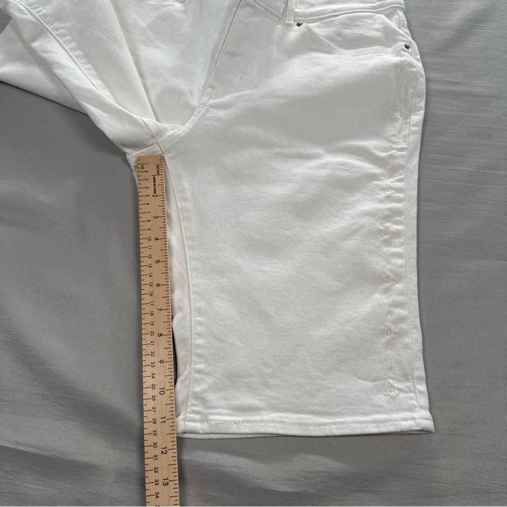 Levi’s Bermuda Jean Shorts Womens 31 White Floral Embroidery Stretch Jorts EUC - Picture 10 of 12